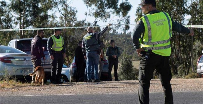 Efectivos de la Guardia Civil inspeccionan el paraje La Mimbrera en el término municipal de El Campillo (Huelva) donde se halló el cuerpo sin vida de Laura Luelmo. (JULIÁN PÉREZ | EFE)