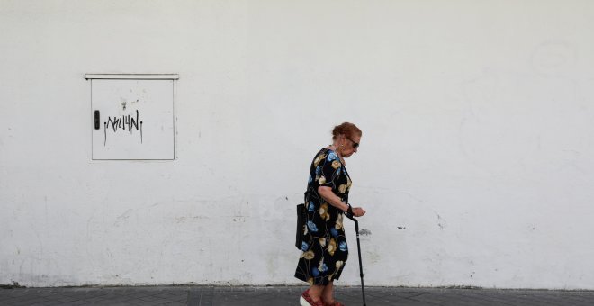 Una mujer pensionista camina por una calle de Madrid. REUTERS/Susana Vera