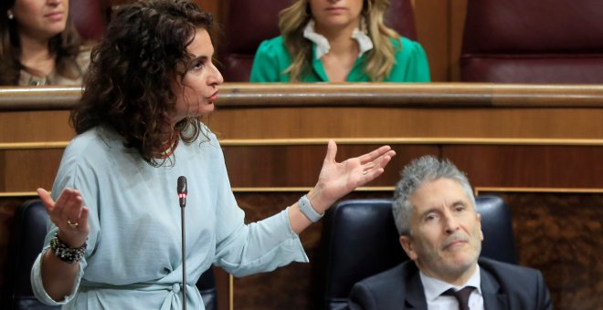 La ministra de Hacienda, María Jesús Montero, responde a una pregunta de la oposición durante la sesión de control en el Pleno del Congreso. EFE/ Fernando Alvarado
