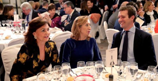 La vicepresidenta del Gobierno, Carmen Calvo; la presidenta del Congreso, Ana Pastor (c), y el líder del PP, Pablo Casado, durante la entrega de los Premios de la Asociación de Periodistas Parlamentarios en Madrid. (JUANJO MARTÍN | EFE)