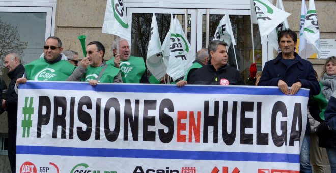 La plataforma sindical de trabajadores de Instituciones Penitenciarias ante la Subdelegación del Gobierno - EFE/ A. Alvarez