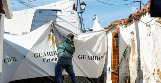 Agentes de la Guardia Civil continúan con el registro de la casa de Bernardo Montoya. (RAÚL CARO | EFE)