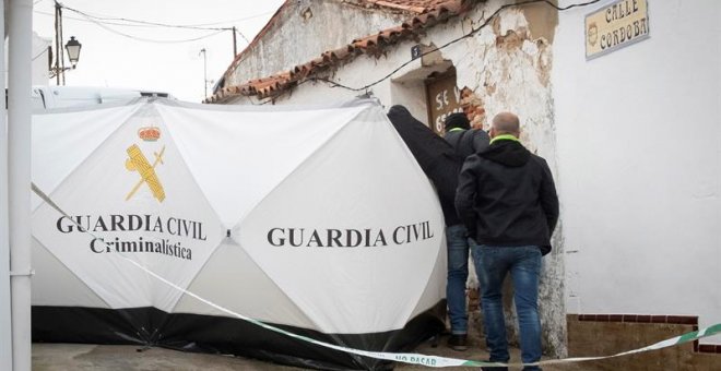 19/12/2018.- Efectivos de la Guardia Civil colocan una mampara para inspeccionar la vivienda de Bernardo Montoya, el autor confeso de la muerte de la joven zamorana de 26 años Laura Luelmo, que ha abandonado su vivienda en El Campillo (Huelva) tras la rec