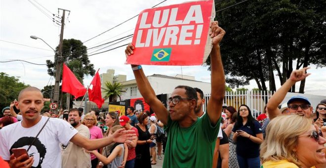 Seguidores del expresidente Luiz Inácio Lula da Silva se concentran para exigir su liberación frente a la cárcel donde cumple su condena, en Curitiba. - EFE