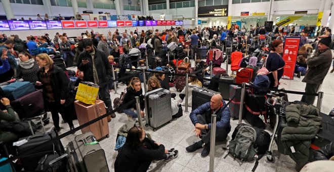 Los pasajeros esperan en la Terminal Sur del aeropuerto londinense de Gatwick por el cierre del aeropuerto por el vuelo de varios drones. REUTERS / Peter Nicholls