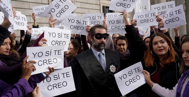 'Performance' contra la Justicia patriarcal frente al Congreso. EFE/Archivo