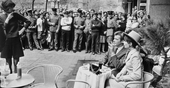 El actor Roger Moore, 'El Santo', rodeado de fans. Barcelona, 1967