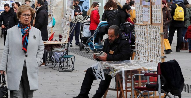 Un vendedor de Lotería en el centro de Madrid. EFE/Zipi