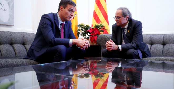 El presidente del Gobierno, Pedro Sanchez, y el de la Generalitat, Quim Torra, durante su reunión en el Palau Reial de Pedralbes, en Barcelona. REUTERS/Albert Gea