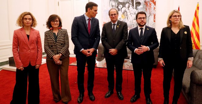 El presidente del Gobierno, Pedro Sánchez (3i), el presidente de la Generalitat, Quim Torra (3d), la vicepresidenta del Gobierno, Carmen Calvo (2i), la ministra de Política Territorial, Meritxell Batet (i), el vicepresident de la Generalitat, Pere Aragoné