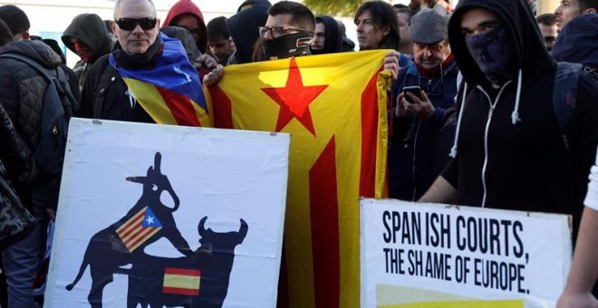 Simpatizantes independentistas protestan en las inmediaciones de la Llotja de Mar de Barcelona/EFE