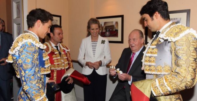 Juan Carlos presidió, desde el Palco Real de la Plaza de Toros de Las Ventas, la tradicional corrida de la Beneficencia de la Feria de San Isidro, en la que Antonio Ferrera, Miguel Ángel Perera y Ginés Marín lidiaron toros de la ganadería de Alcurrucén.-