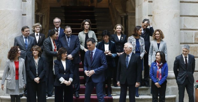 El presidente del Gobierno, Pedro Sánchez , junto a los miembros de su gabinete, posa para la foto de familia momentos antes de la reunión del Consejo de Ministros en la Llotja de Mar de Barcelona. EFE/Andreu Dalmau