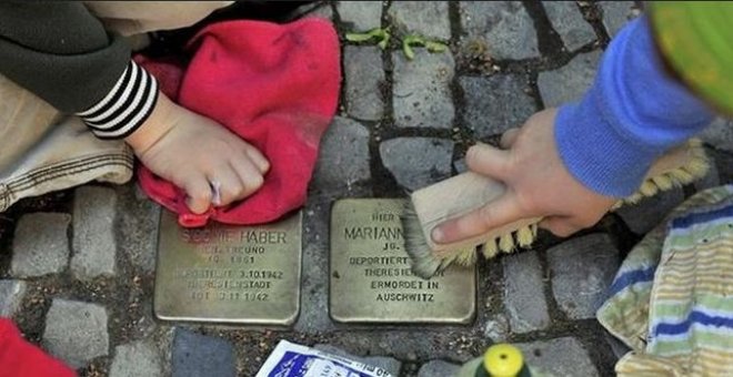 El Ayuntamiento de Madrid instalará en la ciudad de Madrid las Stolpersteine, pequeñas piedras que se ponen en el suelo en recuerdo a las personas que sufrieron el horror de los campos de concentración nazis.- EFE