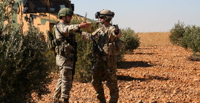 U.S. and Turkish soldiers discuss details during the first-ever combined joint patrol in Manbij, Syria, November 1, 2018. Picture taken November 1, 2018. Courtesy Arnada Jones/U.S. Army/Handout via REUTERS ATTENTION EDITORS -