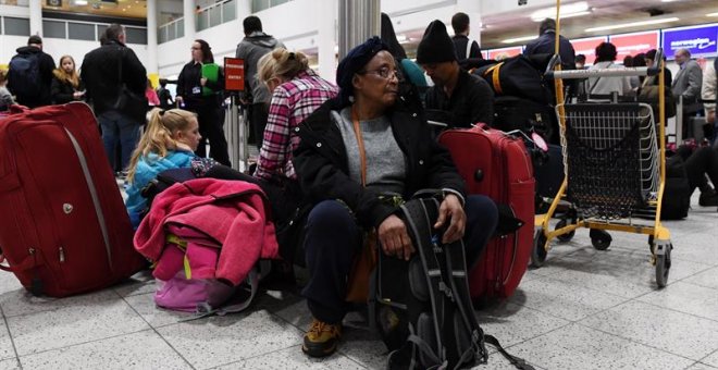 Pasajeros esperan en el aeropuerto de Gatwick (Londres). / EFE - FACUNDO ARRIZABALAGA