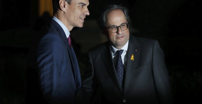 El presidente del Gobierno, Pedro Sánchez, saluda al presidente de la Generalitat, Quim Torra (d). / EFE - ANDREU DALMAU