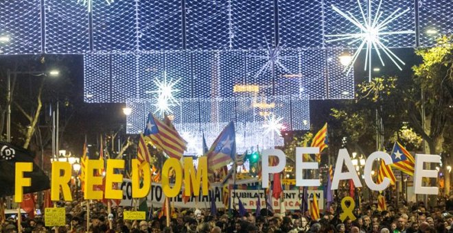 21/12/2018.- Manifestación unitaria del independentismo que bajo el lema "Tumbemos el régimen. Por los derechos sociales y políticos y por la autodeterminación. Contra la represión", se lleva a cabo esta tarde en Barcelona, en el primer aniversario de las