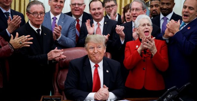 El presidente de EE.UU., Donald Trump (C), preside la ceremonia de firma de la "ley del primer paso" y de la "ley de reforma de justicia juvenil" en la Oficina Oval de la Casa Blanca, en Washington DC (Estados Unidos) hoy, 21 de diciembre de 2018. EFE/ S