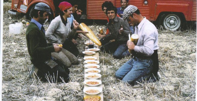 Diamantino con jornaleros en una comida