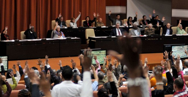 Diputados de la Asamblea Nacional de Cuba ejercen su derecho al voto durante la sesión plenaria en la que se ha aprobado el borrador final de la nueva Constitución. EFE/Omara García