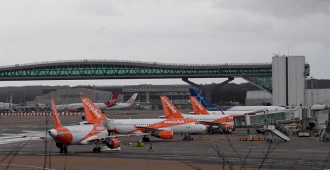 Vista de aviones aparcados en una pista del aeropuerto de Gatwick en Sussex (Reino Unido). (FACUNDO ARRIZABALAGA | EFE)