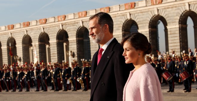 Felip de Borbó i Letizia Ortiz davant la formació de la Guàrdia Reial / Casa Real
