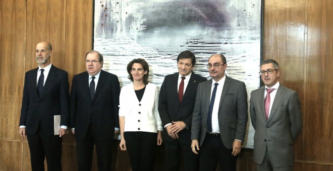 La ministra de Transición Ecológica, Teresa Ribera, y los secretarios de Estado de Energía y de Medio Ambiente, con los  presidentes de Asturias, Javier Fernández, Aragón, Javier Lambán, y Castilla y León, Juan Vicente Herrera. E.P.