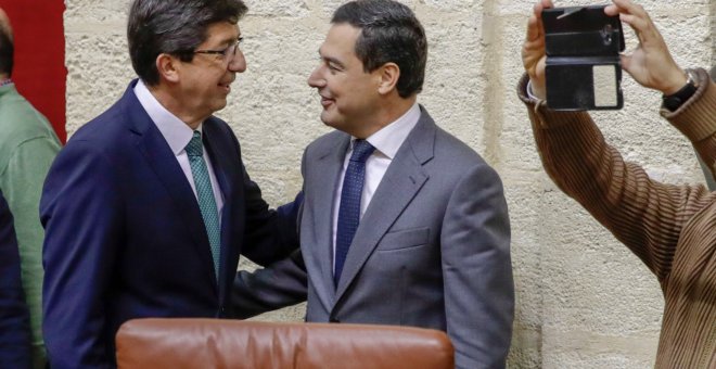 Los líderes de Ciudadanos, Juan Marín, y del PP-A, Juanma Moreno, a su llegada al Parlamento de Andalucía, para su sesión constitutiva de la XI legislatura. EFE/Julio Muñoz