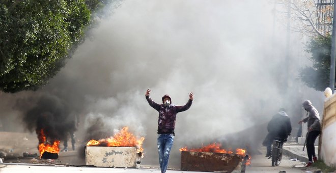 Un manifestante enfrentándose a las policía tunecina cerca de una barricada | REUTERS/Amine Ben Aziza