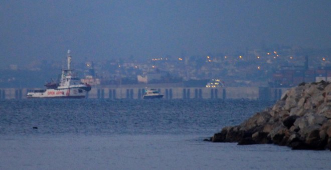 El buque Open Arms ha su llegada al puerto de Crinavis de San Roque, en la Bahía de Algeciras (Cádiz), con más de 300 inmigrantes a bordo rescatados en el Mediterráneo - EFE/A.Carrasco Ragel
