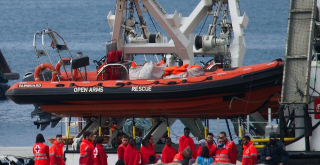 Un grupo de migrantes, recién desembarcados del Open Arms, recibiendo las primeras asistencias sanitarias en el puerto de Crinavis de San Roque (Cádiz).