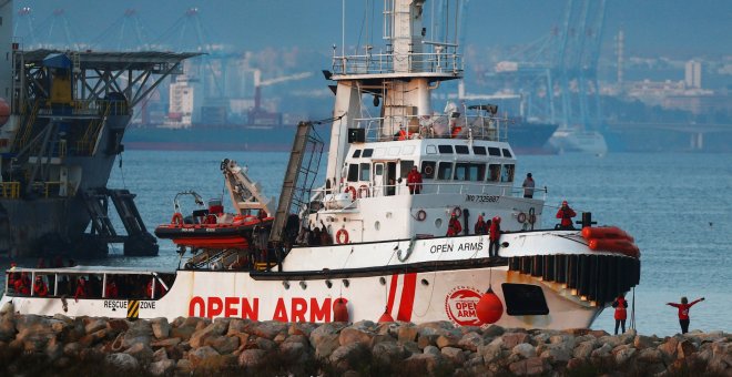 El buque de la ONG Proactiva Open Arms, en el momento de su llegada a la bahía de Algeciras (Cádiz), con más de 300 migrantes a bordo procedentes de 19 países, que fueron rescatados en el Mediterráneo.
