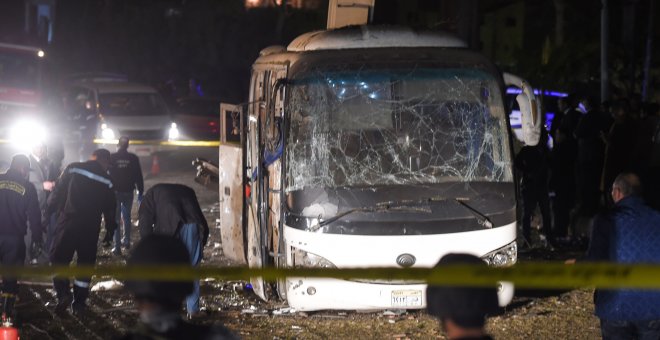 Imagen del autobús de turistas que ha sufrido un supuesto atentado terrorista con un explosivo casero en el que han muerto dos personas.-MOHAMED EL-SHAHED / AFP