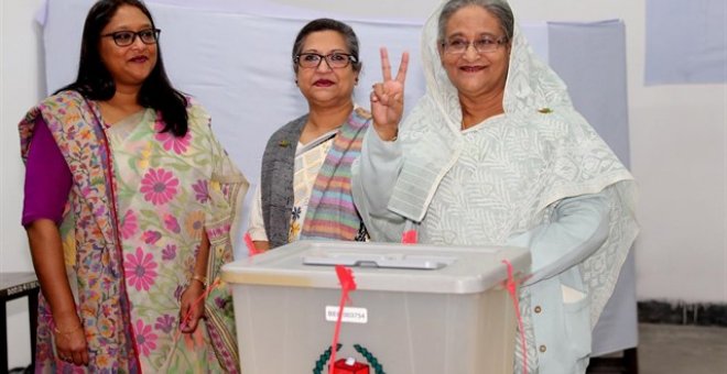 La primera ministra de Bangladesh, Sheij Hasina, introduce su voto en las urnas. REUTERS/HANDOUT