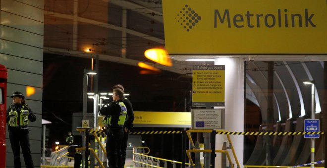 Agentes de la Policía británica vigilan la estación Victoria de Manchester tras el ataque de un hombre a tres personas con un cuchillo. /REUTERS