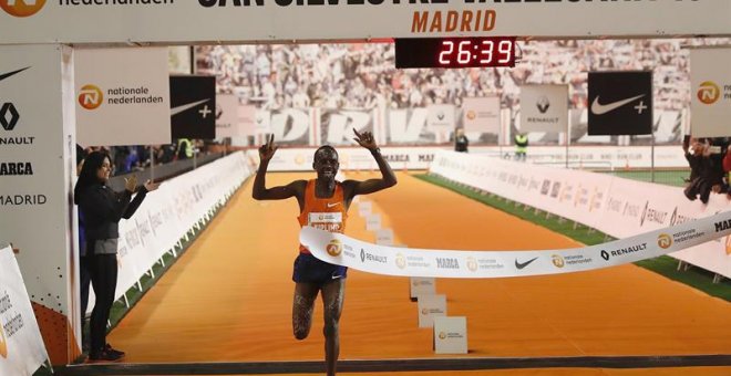 El ugandés Jacob Kiplimo entra vencedor en la San Silvestre Vallecana, la emblemática carrera de 10.000 metros del final de año en Madrid. /EFE