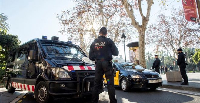 Agentes de los Mossos d'Esquadra patrullan por el centro de Barcelona, ciudad en la que se detuvo a un militar francés con cargadores de pistola en la Sagrada Familia. /EFE