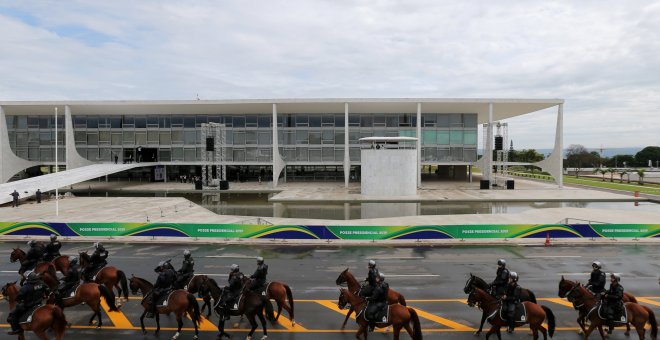 Policía brasileña montada a caballo recorre las afueras del Palacio de Planalto antes de la ceremonia de investidura de Bolsonaro. /REUTERS