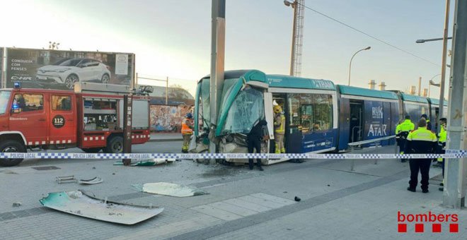 El tranvía chocó contra el tope de la línea T4, en la estación de Sant Adrià. / BOMBERS