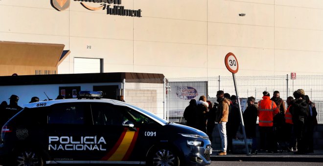 Huelga de trabajadores de Amazon en el centro logístico de San Fernando de Henares (Madrid). / EFE - CHEMA MOYA