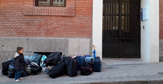 Una de las hijas de la familia desalojada junto a todas sus pertenencias en la puerta del albergue municipal de Alonso Martínez.- @Pavps_Madrid