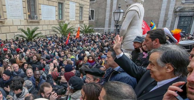 El alcalde de Palermo, Leoluca Orlando (d), asiste a una marcha organizada en su apoyo en Palermo, Italia, hoy, 4 de enero de 2019. El ministro del Interior italiano y líder de la ultraderechista Liga, Matteo Salvini, reiteró hoy que los puertos italianos