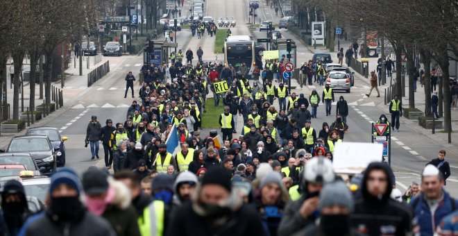 Manifestantes de los chalecos amarillos salen a las calles de Nantes.  REUTERS/Stephane Mahe