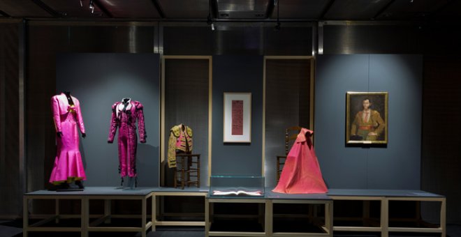 Sala del Museo del Traje en su exposición 'La vie en rose'