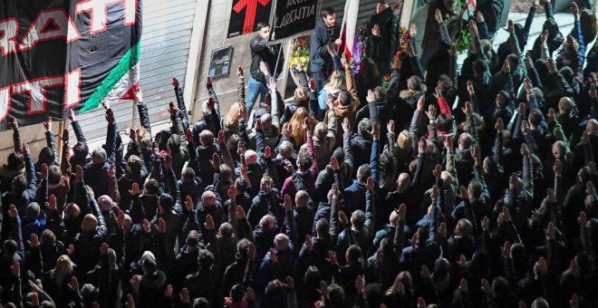 Decenas de miembros del movimiento fascista italiano Casa Pound levantan sus manos haciendo el 'Saludo romano'. EFE/Archivo
