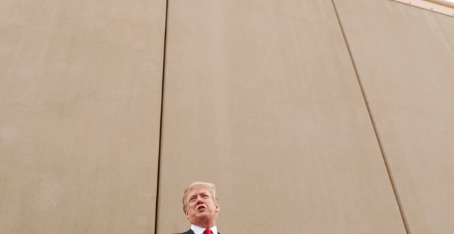 Donald Trump, en marzo del año pasado, durante su visita a la frontera entre California y México. /REUTERS