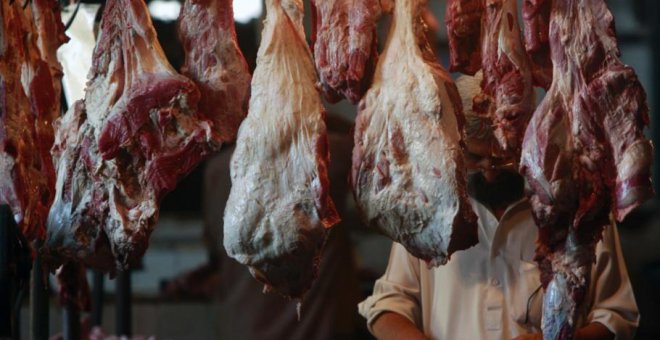 Un carnicero corta un trozo de carne en su tienda en un mercado de carne en Karachi (Pakistán). REUTERS/Athar Hussain