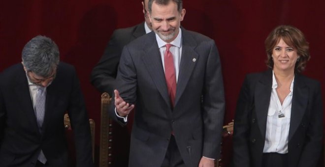 El rey Felipe VI junto a Carlos Lesmes y Dolores Delgado en la entrega de despachos a 63 nuevos jueces. /EUROPA PRESS