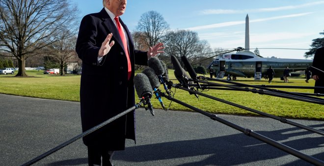 El presidente de EEUU, Donald Trump, hace unas declaraciones a los periodistas en los jardines de la Casa Blanca, tras su regreso de la residencia de Camp David. REUTERS/Joshua Roberts